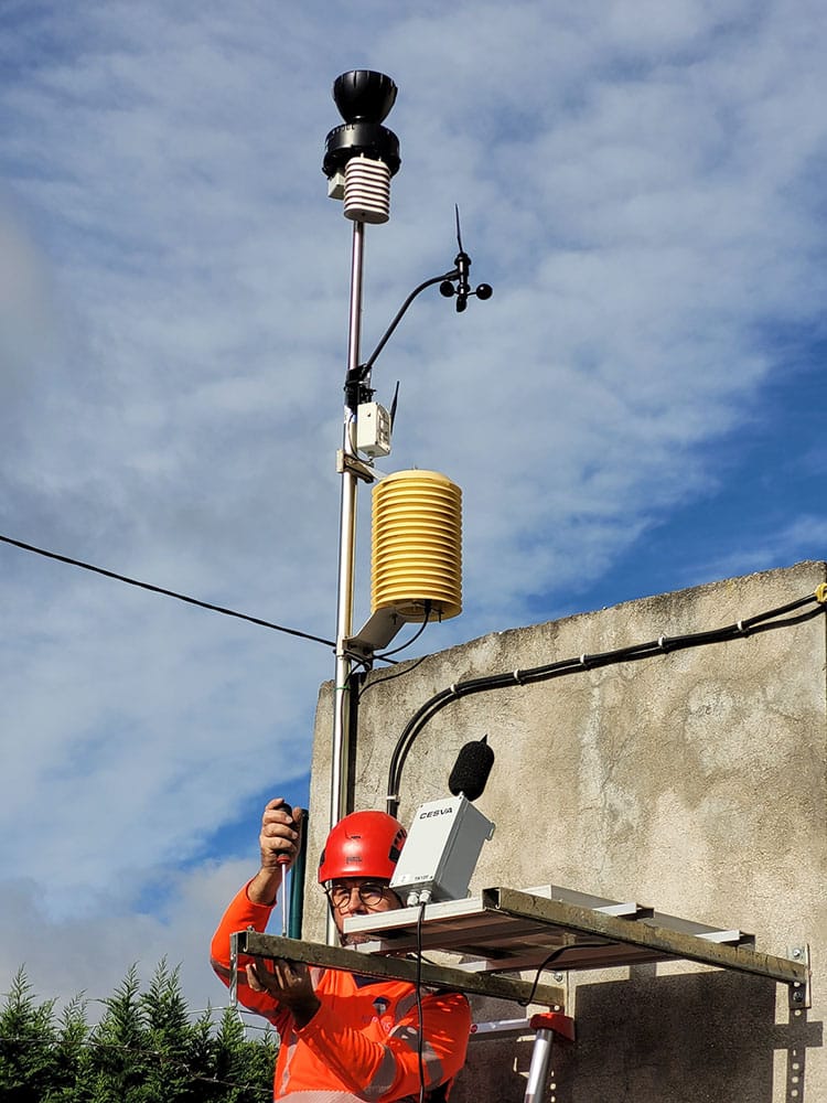 Novacis est une entreprise spécialisée dans la remédiation industrielle, le suivi environnemental, l'expertise technique, la topographie et la modélisation 3D. Cette photo représente un technicien en train de régler du matériel de mesure de la qualité de l'air et de l'empoussièrement, avec différents capteurs. On voit sur cette photo Jérôme Miquel en train de régler des capteurs de mesure de la qualité de l'air.