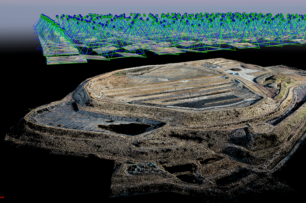 Modélisation 3D d’un site industriel grâce à la photogrammétrie par drone, montrant le relevé topographique et l’assemblage des prises de vue
