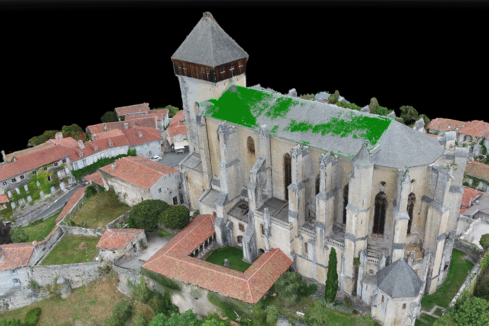 Modélisation 3D de la cathédrale historique de Saint-Bertrand-de-Comminges, entourée de bâtiments et d’arbres, réalisée à partir de relevés photogrammétriques avec un drone