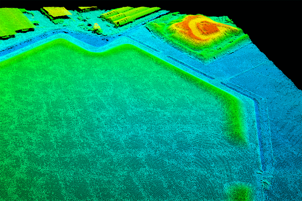 Modélisation en nuage de points coloré d’un site avec reliefs, bâtiments et zone principale en forme polygonale, illustrant des données topographiques