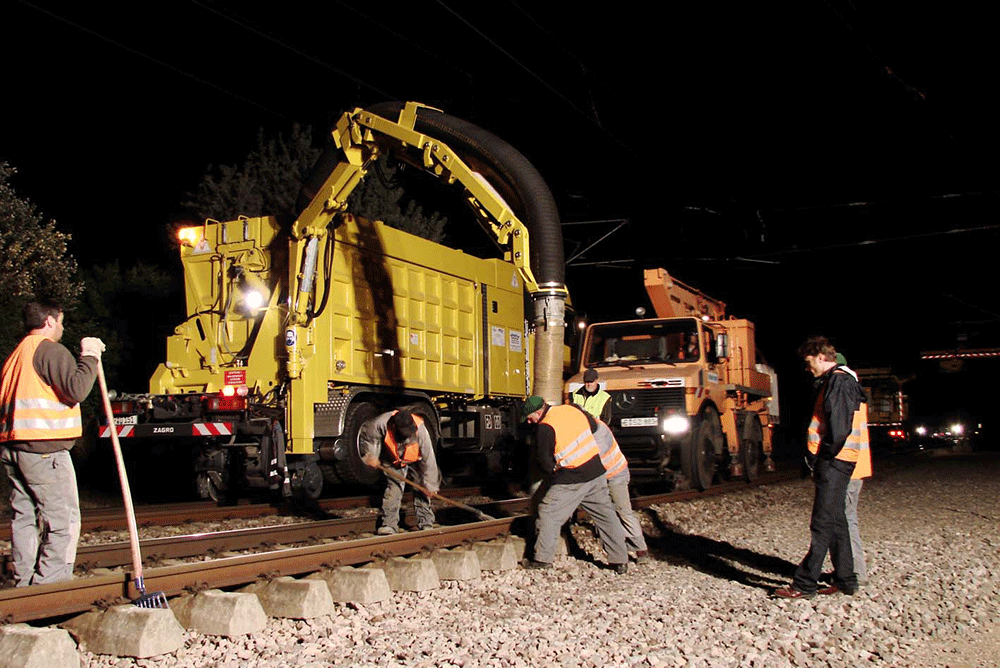 Travaux nocturnes d’entretien et de maintenance de voies ferrées avec engins spécialisés et ouvriers en gilet de sécurité