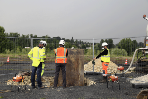 Équipe de Novacis accompagnant des clients lors d'une réunion de suivi de projet sur site, pour analyser les mesures de pollution des sols
