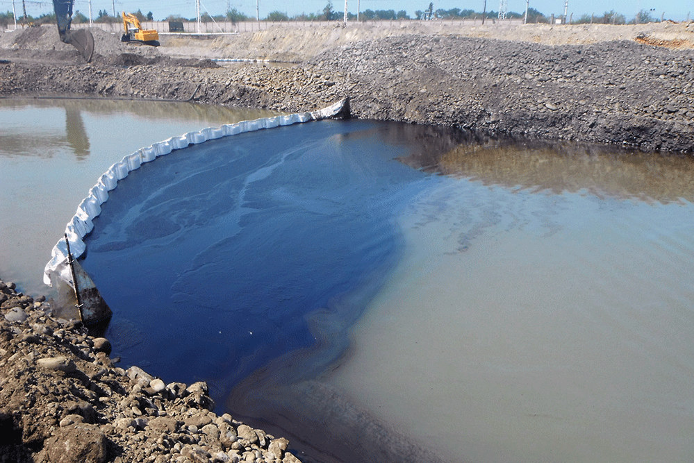 Barrage aux hydrocarbures sur un plan d'eau pollué